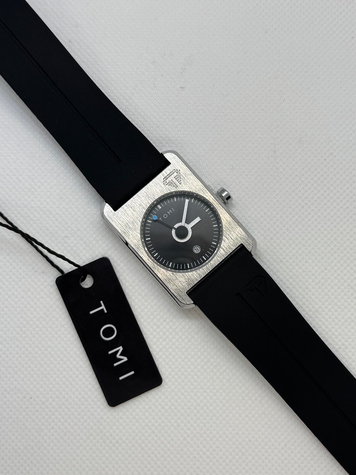 TOMIT_022 Magnet Lock Slicone Straps Tomi Tank Watch